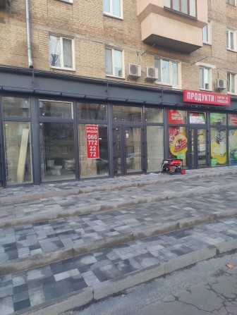 Здам в оренду фасад, н/ф.  39м2, Дніпровський, вул. Будівельників 4 - фото 1