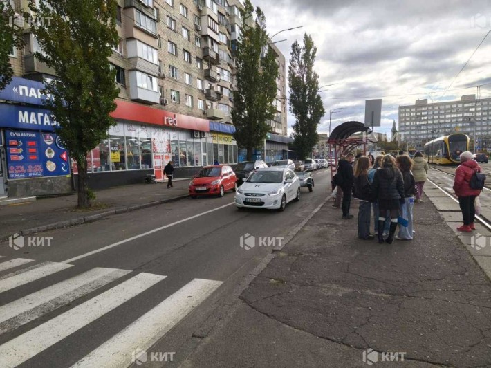 Оренда! Фасадне приміщення Дарницька площа 228кв.м. - фото 1