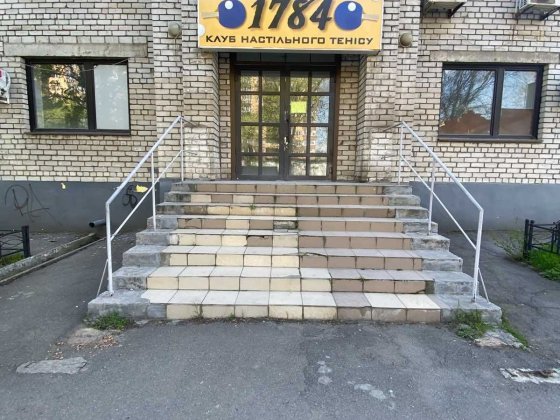 Аренда ст.часть под парикмахерскую, магазин  1-й эт.отд.вход 20-80м.кв Запорожье