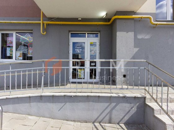 Здається в оренду фасадне комерційне приміщення площею 89 м² у спальному районі. Львов