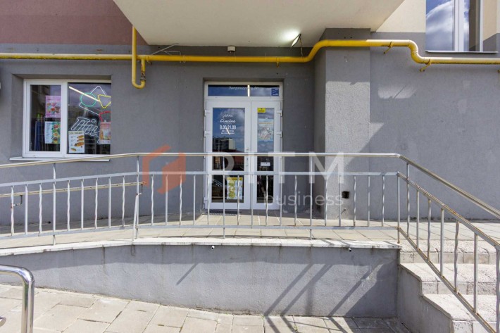 Здається в оренду фасадне комерційне приміщення площею 89 м² у спальному районі. - фото 1