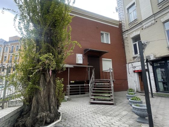 Оренда фасадного приміщення 122 м² з терасою — вул. Шота Руставелі, 15Б Київ