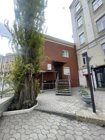 Оренда фасадного приміщення 122 м² з терасою — вул. Шота Руставелі, 15Б - фото 1