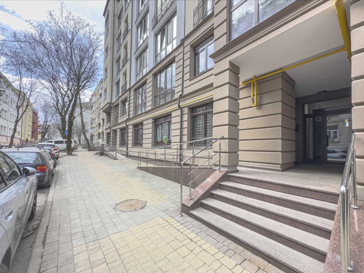 Оренда приміщення,фасадний вхід, 252 м.кв.вул. Кокорудзи (Антоновича) - фото 1