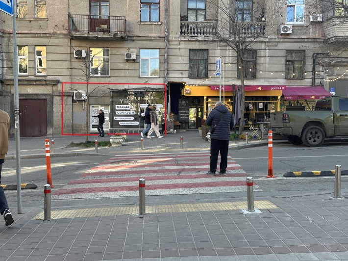 Оренда фасадного приміщення біля виходу з метро "Золоті ворота", світло не відключають - фото 1