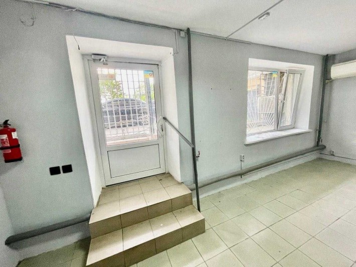 Здам фасадне приміщення 40 м2. вул. Бр.Зєрових, 14 А, є генератор - фото 1