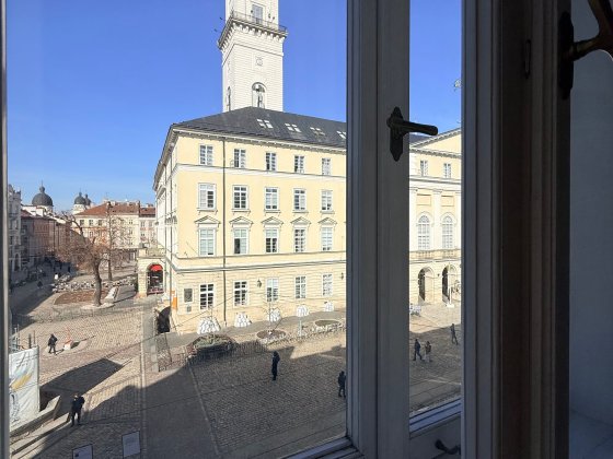 Оренда приміщення площа Ринок 95 кв.м вид на Ратушу Львів