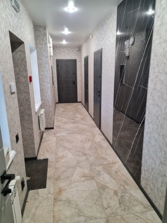 Офис с новым ремонтом и автономным отоплением!!! Алексеевка! В комнате доп. подвод воды под стиральн - фото 1