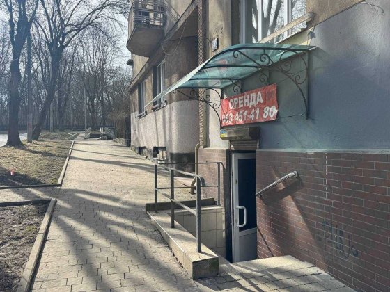 Офіс / кабінет / магазин 32 м², фасадний вхід, вул. Стрийська 46а Львів