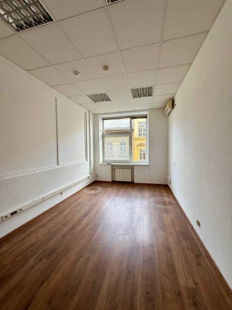 Оренда офісного кабінету 19,5 м² | вул. Пекарська, 7 (центр Львова) - фото 1