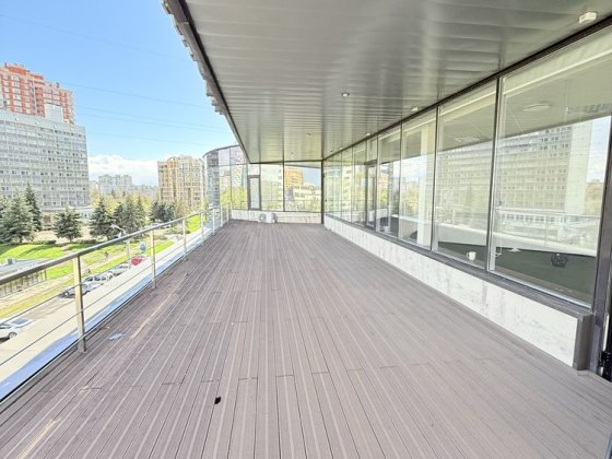 Здам офіс з власною терасою у сучасному БЦ в 2 хвилинах від метро Ботанічний сад