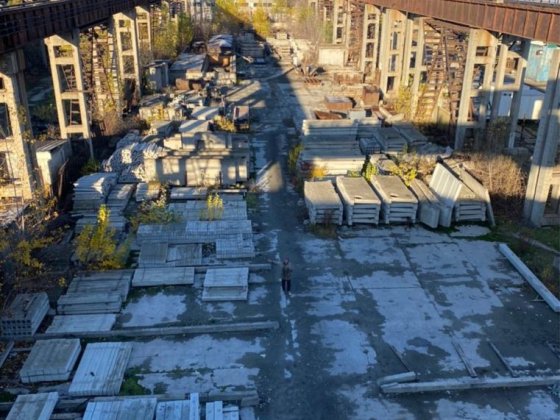 Аренда бетонированной площадки с краном 30т