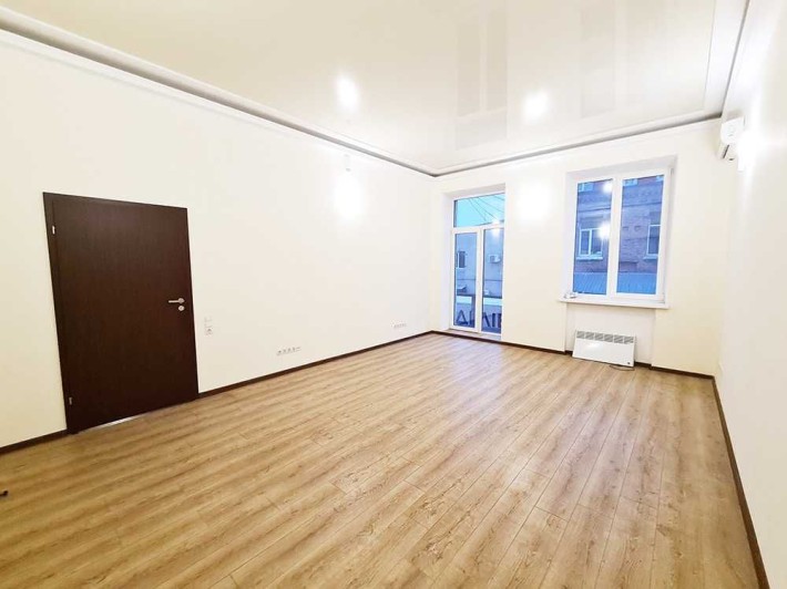 Сдам в аренду 4-х кабинетный офис (25*10*30) . 70 кв.м. - фото 1