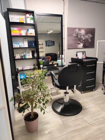 Здається місце перукаря нарощування вій та є місце для массажу - фото 1