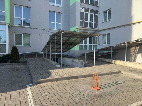 оренда комерційного приміщення|90кв.м,фасадний вхід Винники