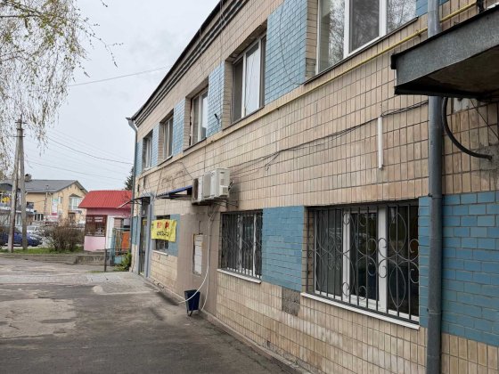 Оренда магазину між Ринком і Автовокзалом з ремонтом, фасад, 5 вітрин (колишній банк "Райффайзен") Красилов