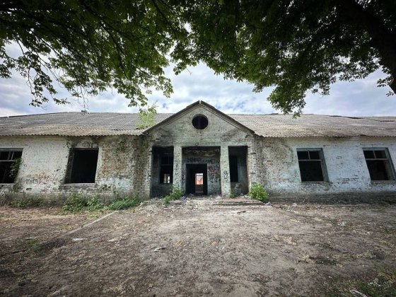 Продаж приміщення 954 м.кв. під реконструкцію в житловий будинок на ділянці 25 соток, м.Васильків ву Васильків