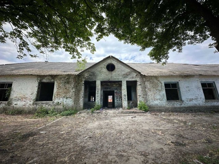 Продаж приміщення 954 м.кв. під реконструкцію в житловий будинок на ділянці 25 соток, м.Васильків ву - фото 1