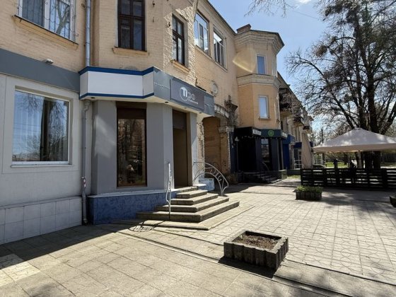 Продам гарне, просторе комерційне приміщення з всима комунікаціями, поруч з зупинкою П. Мирного Полтава