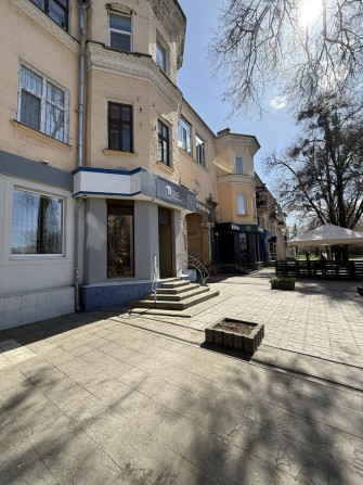 Продам гарне, просторе комерційне приміщення з всима комунікаціями, поруч з зупинкою П. Мирного - фото 1