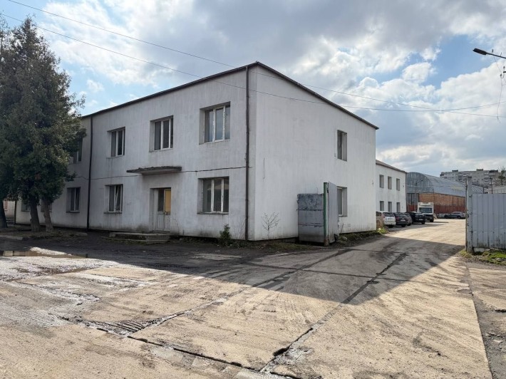 Продаж комерційного приміщення з міськими комунікаціями та приватизованою ділянкою - фото 1