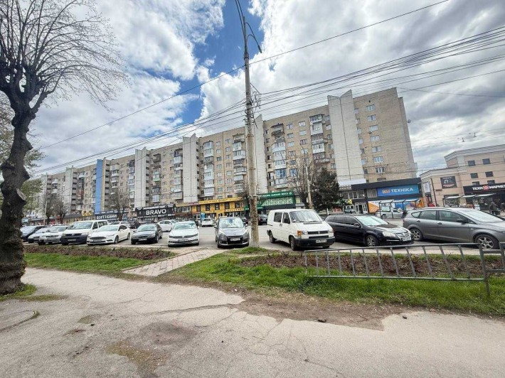 Продаж комерційного приміщення площею 180 кв.м. по Центральній вулиці міста, великий пішоходний та а - фото 1