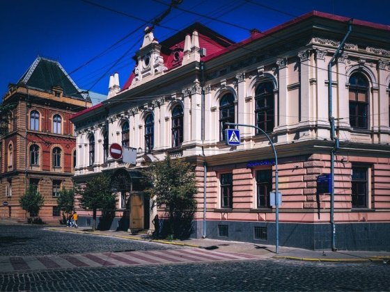СМ Магазин 1 лінія з орендарями в центрі Чернівців, гарна інвестиція! Черновцы