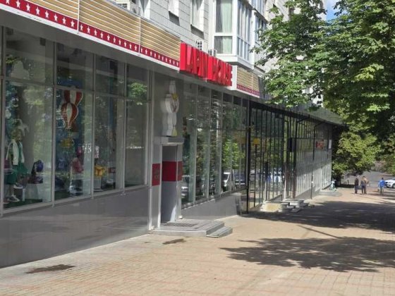 Продаж фасадних приміщень 1245 м², центр, б-р Лесі Українки