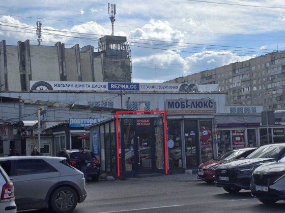 Продаж МАФу на вул. В. Великого на зупинці навпроти Макдональдса Львів