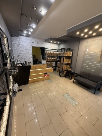Продаж фасадного приміщення в центрі міста, вул. Зелена - фото 1