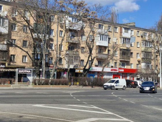 Магазин на Середньофонтанській площі
