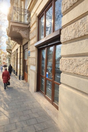 ПРОДАЖ фасадного приміщення 120 м центральна частина Львова - фото 1