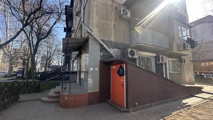 Фасадное  помещение с арендаторами , Адмиральский.  5 ст.Фонтана - фото 1