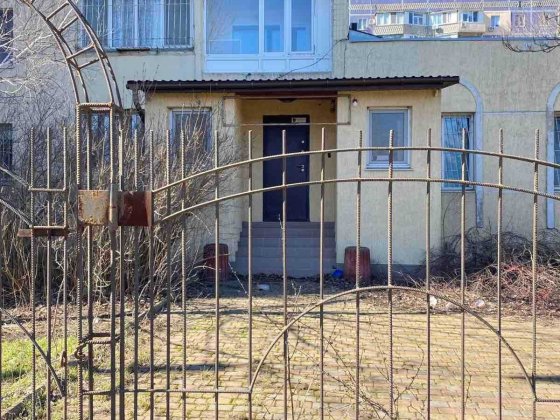 Приміщення в житловому будинку, на першому поверсі з паркуванням