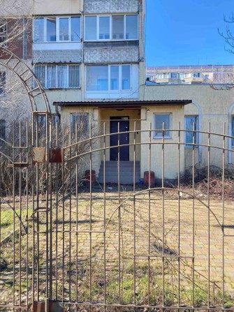 Приміщення в житловому будинку, на першому поверсі з паркуванням - фото 1