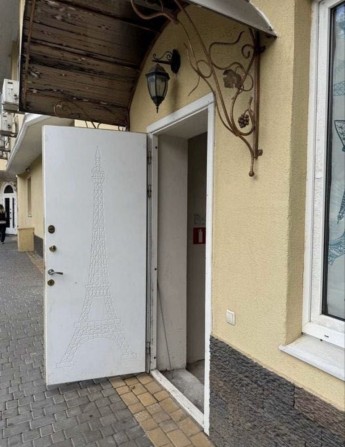 Продам фасадное помещение 195,1 м², Французский бульвар. Идеальное место для кофейни, фитнеса или от - фото 1