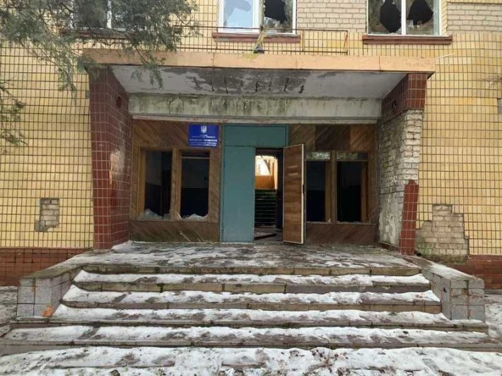 ПРОДАЖ - 1/2 частина адміністративного будинку, загальною площею 228,7 кв.м.  м. Апостолове - фото 1