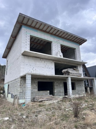За 199 000$ продається 17,5 сотих та 440 м2 є 15 квт та свердловина Ворохта! - фото 1