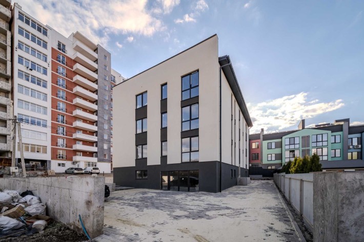 Продаж фасадного приміщення у Винниках, район Винної Гори - фото 1
