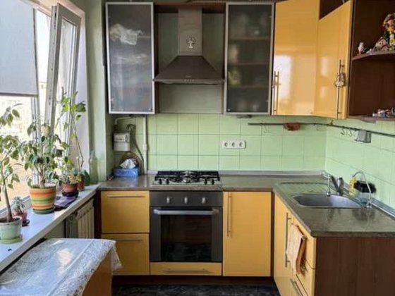 Продаж 3-к квартири вул. Прирічна 27 Київ