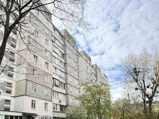 Продам 2 кімн  вул Сержа Лифаря вул. (Олександра Сабурова) 1а Троєщина Київ