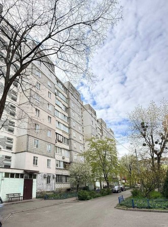 Продам 2 кімн  вул Сержа Лифаря вул. (Олександра Сабурова) 1а Троєщина - фото 1