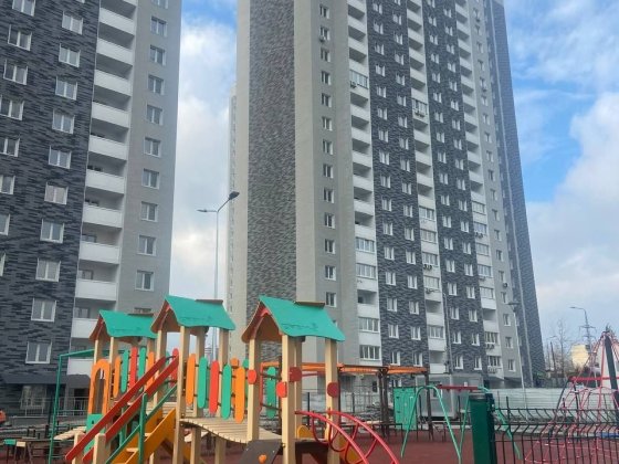 90м Єоселя Жк Деснянський Електротехнічна 43 біля парку Київ