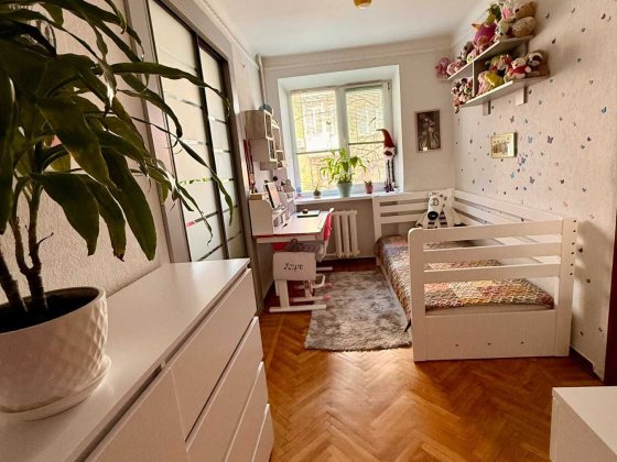 Трехкомнатная  Печерськ срочно продам Киев