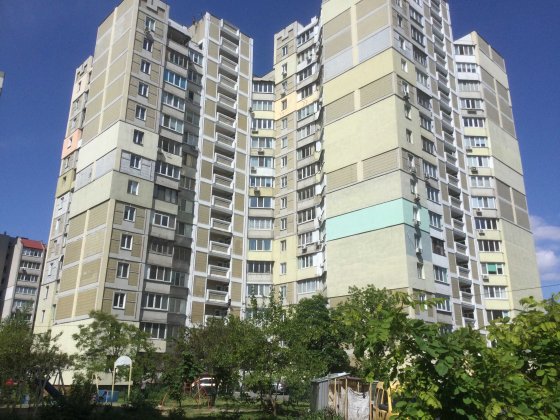 Продається велика трикімнатна квартира метро Харківська. Дуже дешево.