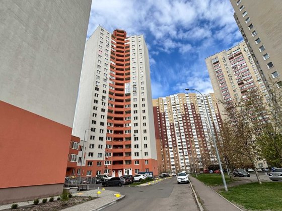 Продаж однокімнатної квартири на Милославській 18 Киев