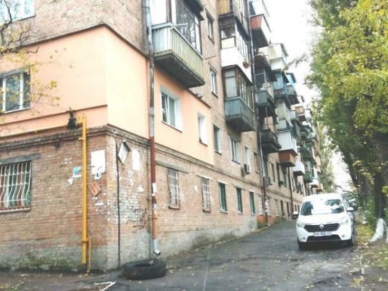 Вул Добрий Шлях 5, біля метро Голосіївська Киев