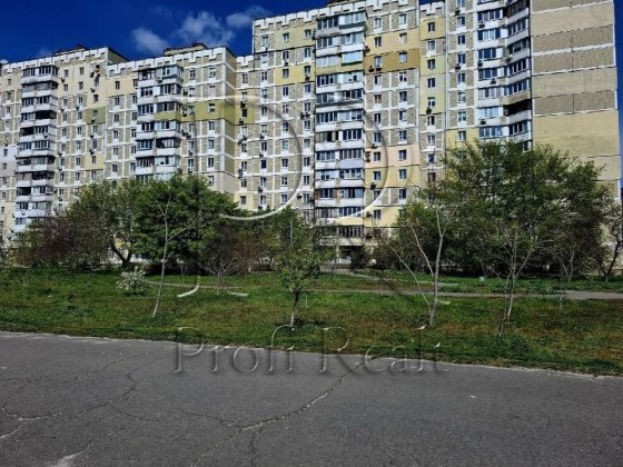 Продаж 3- кімн. квартири за адресою вул.Ревуцького, 13