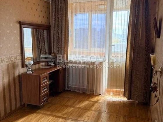 Продається простора та охайна трикімнатна квартира, Харківське шосе 2, метро Дарниця Київ