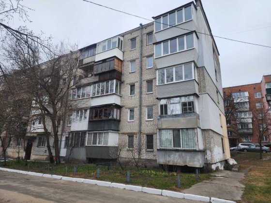 продам 1кімнатну квартиру Євгена Харченка 27 Київ
